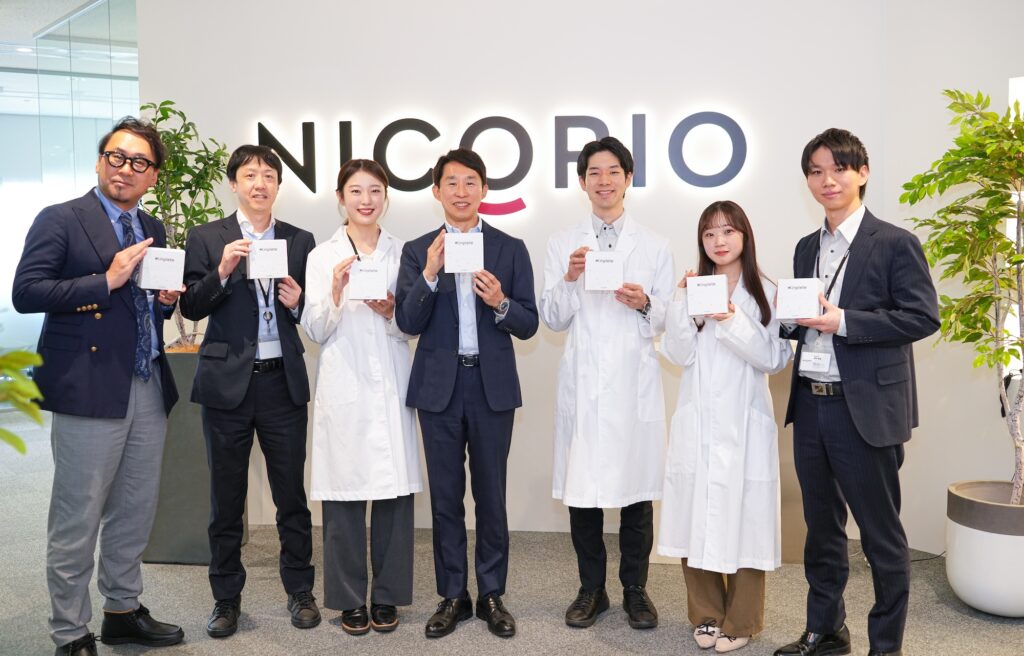 (写真左から3人目:商品開発担当者、中央:代表取締役社長 中上元弘)